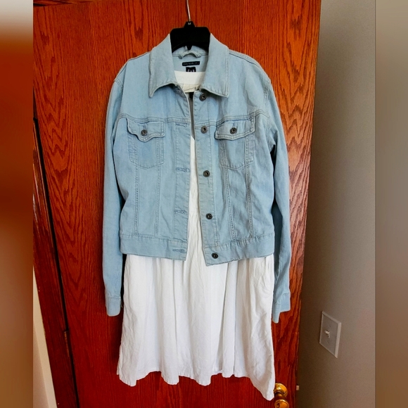 EUC/ Gap denim/jeans Jacket - Picture 1 of 4
